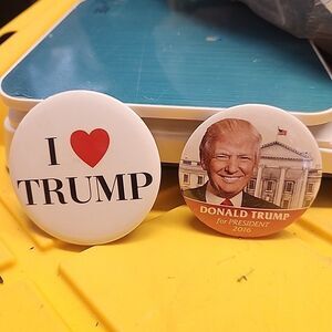 LOT OF 2 DONALD TRUMP FOR PRESIDENT BUTTONS 2016 WHITE HOUSE